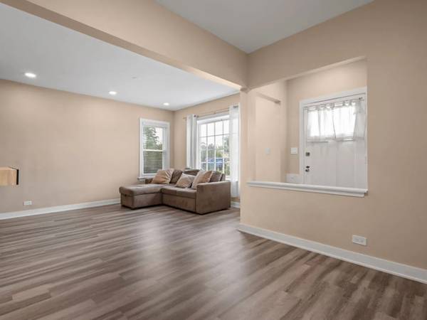 $2,000 / 3br - 2200ft2 - Beautifully updated 3-bedroom, 2-bath residence (Chicag)64041643883649121
