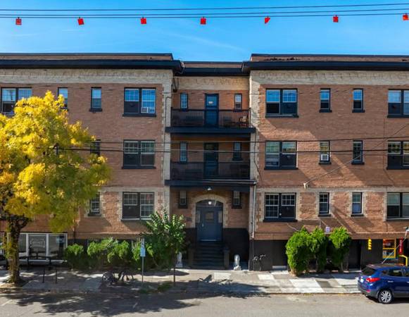 $999 Vintage Layouts with Thoughtful Updates | Renovated Studio (Slabtown)63615695931779121