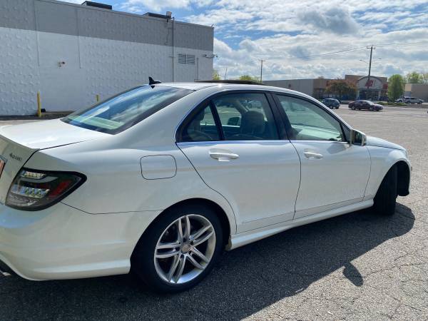 2014 Mercedes Benz C300 - $7,500 (Chicopee)63615767768705123