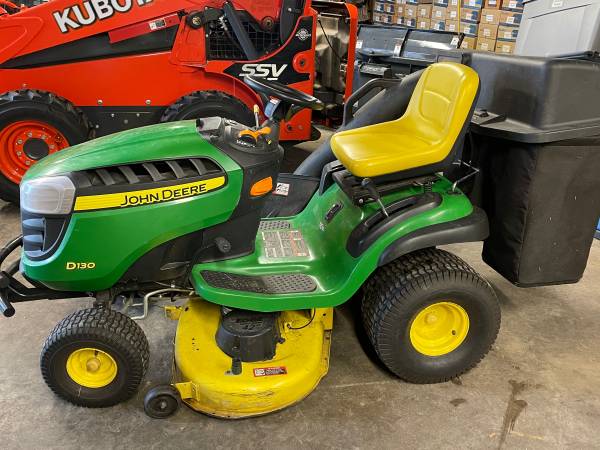 John Deere D130 - 22-horsepower V-Twin Riding Lawn Tractor / Mower 1