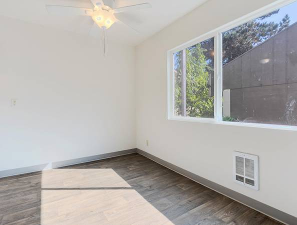 $1,400 / 2br - SW Portland + Amigable Dos Dormitorios | Estacionamiento Comunitario Fuera de la Calle (Portland)63914854201603122