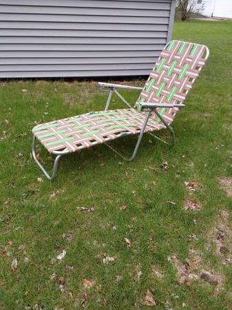 Vintage  lounge chair - $20 (Durand)63471096212865122