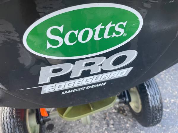 Scotts 46 lb Pro EdgeGuard esparcidor de fertilizante, como nuevo - $40 (Billerica)63471241065217121