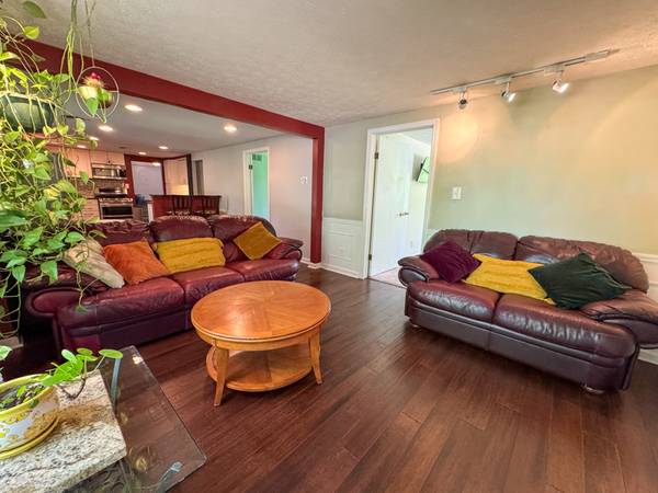 $2900.00 / 4br - 2200ft2 - Fully Furnish Private Forest Retreat in the Heart of the City – All-In63989232578947120