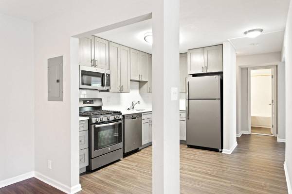 $1,672 / 1hab - 690ft2 - ¡Refugio Tranquilo con Pisos de Lámina de Vinilo y Balcón! 🌿 (2246 N Beauregard St, Alexandria, VA)63822293913601123