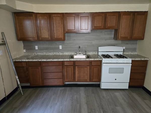$750 / 1br - Large Studio - New Kitchen, New Floors, Freshly Painted64013364012290124