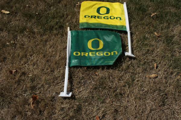 UO Ducks Car Window Flags 1