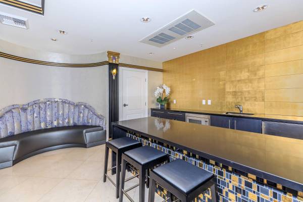 $2,909 / 2br - 964ft2 - Soaking Baths, Refrigerator (1026 S Broadway, Los Angeles, CA)63912983320322123