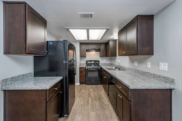 $1,655 / 2br - 885ft2 - Renovated apartment available SOON! (2001 E. Cross Ave Tulare CA)63809864971009120