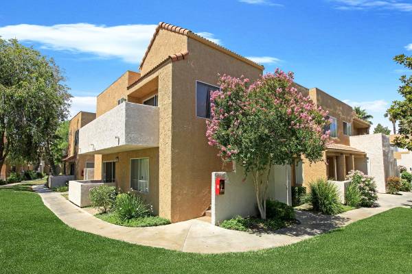 $2,199 / 1br - 628ft2 - Pantry, Acres of Open Spaces, Breakfast Bar (18414 W. Jakes Way, Canyon Country, CA)63857623738243124