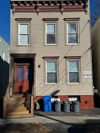 STUDENT RENTAL or YOUNG PROFESSIONALS  AVAILABLE JUNE 1, 2026 1