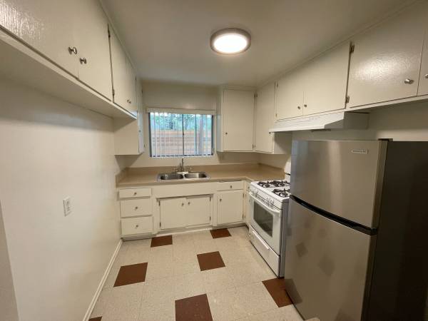$2,450 / 2br - 1200ft2 - 2 Bed 2 Bath - Hardwood, Parking (Carthay Circle) (Carthay Circle / Los Angeles)63953076375427122