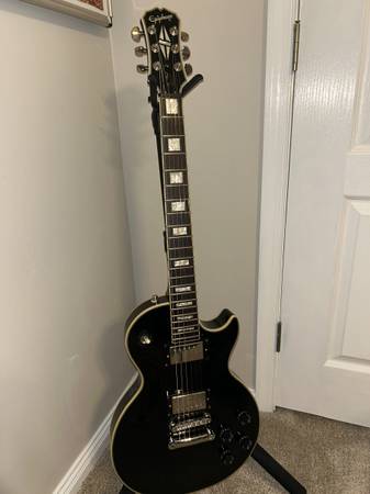 Epiphone Les Paul Custom Guitar with hard-case 1