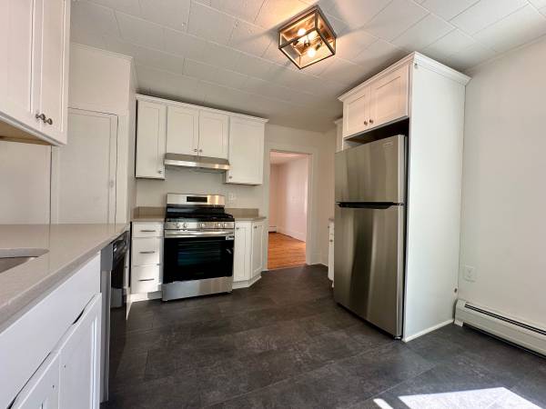 $1,795 / 1br - 750ft2 - 1br - Location! Walk to town, easy access to Rt 9 and 91, 2nd fl (Northampton, MA)64017048520835121