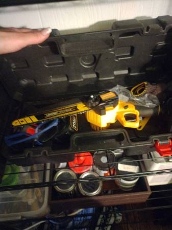 Battery powered chainsaw 1