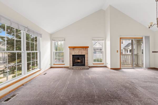 $2,400 / 3br - 1450ft2 - STUNNING 3 BED Townhouse (Grayslake)63844193538563120