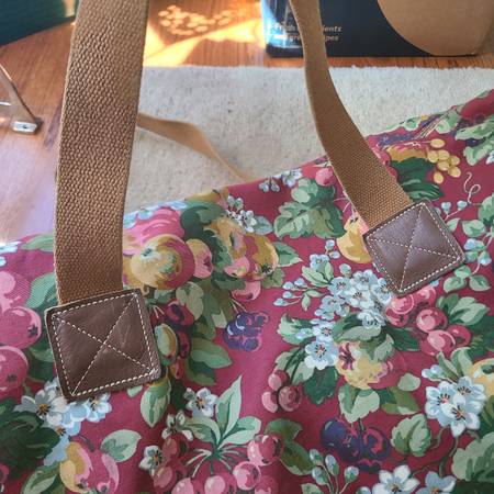 Bolsa de viaje Laura Ashley modelo Weekender, tamaño equipaje de mano, con patrón Rubens - $50 (Mukilteo)63471460635139123