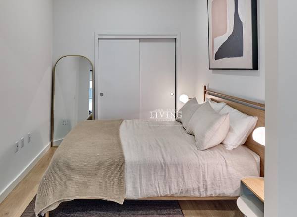 $3623.00 / 1br - Beautiful 1 Bed, 30 Min to Midtown, CONDO FINISHES! Full Service with (Long Island)63788738517123121