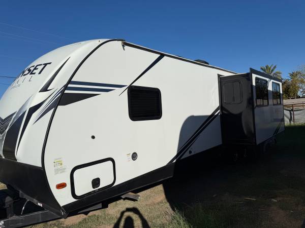 2020 SUNSET TRAIL.  $13,500. 1