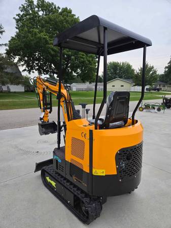 Miniexcavadora con controles piloto, pulgar hidráulico, motor de gasolina - $6,00063435617689603123