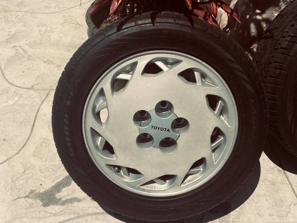 Neumáticos y llantas Toyota Supra 1989 originales de fábrica - $400 (Thousand Oaks)62969129765891121