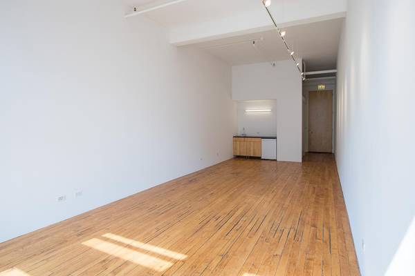$1,395 / 702ft2 - Perfectly-Sized Work Loft for Studio/Gallery or Office (1932h-405) (Pilsen East)63898736188034124