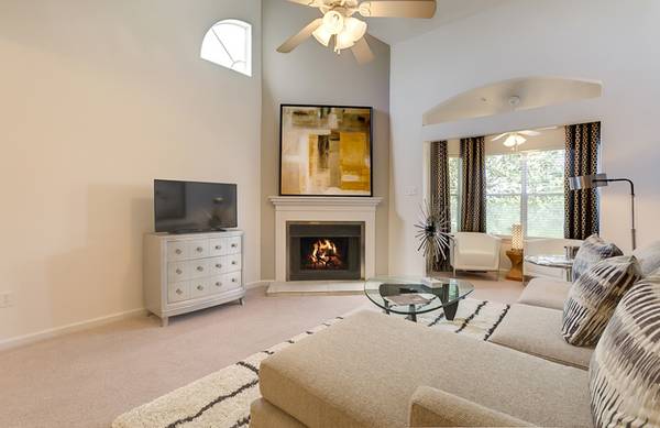 $1,255 / 1br - 899ft2 - Your Apartment Hunt Ends Here! (FAT CITY)63792146164737121