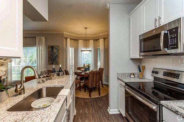 $1,300 / 1br - Great Location! Look & Lease Special (Sugar Land)63924170655619124