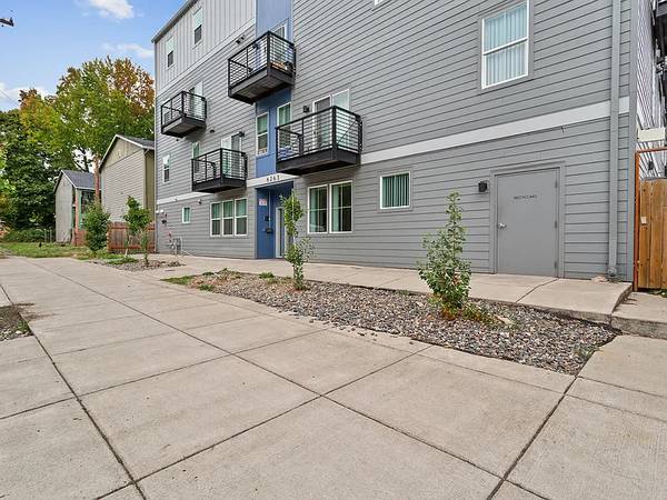 $1,022 / 3br - 1018ft2 - 💘Modern 3BR/2.5BA Apartment w/ Parking & Laundry – Portland💘 (6263 N Cecelia St APT 309, Portland, OR)63777362920067120