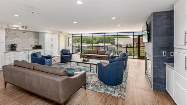 $1,610 / 2br - 881ft2 - Aire acondicionado, control climático individual, terraza solarium (110 E 1st St, Chaska, MN)63868697454337121