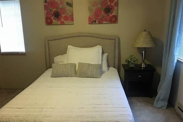 $1,575 / 2br - 880ft2 - Stunning 2BD/1BA With Wood Burning Fireplace!63948085104003124