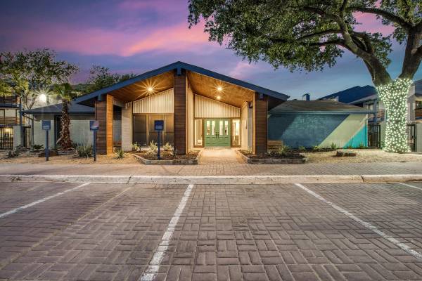 $1,225 / 2br - 784ft2 - In Dallas, Open-concept, 2/bd 1/ba (2501 Webb Chapel Ext, Dallas, TX)63867602888833123