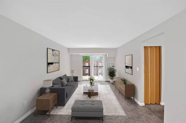 $1,527 / 2br - 718ft2 - Beautiful 2 Bed / 1 Bath Layout, Tons of Light. Call for a Tour! (Washington)63779464585857123