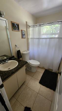$325 325$ per WEEK private room . One person only. No deposit (Hollywood)63379639410435121