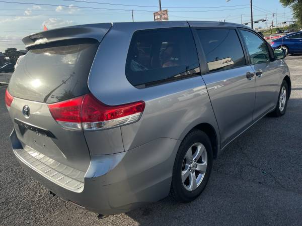 2011 Toyota Sienna - $8,900 (Plano)63483817462657123