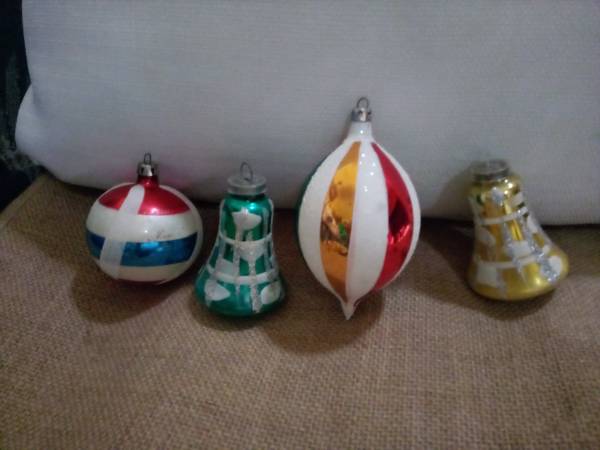 4 Sparkling Christmas Ornaments 1
