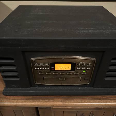 Turntable, CD, Cassette, AM/FM Radio - All in One - Crosley 1