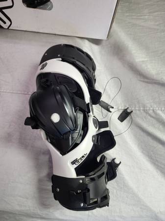 Asterisk Knee Braces - Size M 1