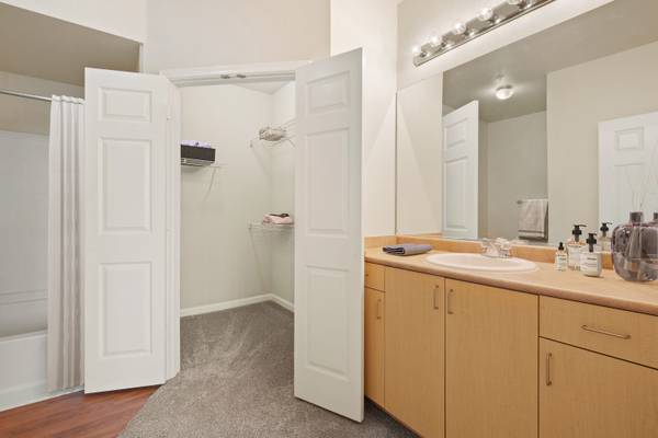 $2,604 / 3br - 1285ft2 - 1 Month Free! Contact us for details! Spacious 3BD 2BA Available Now!64043836159618121