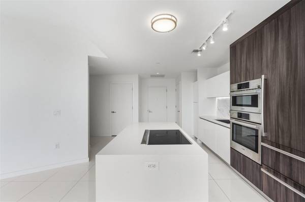 $4,500 / 1br - 937ft2 - 1+Den with Access to the Most Amenities in the World (Paramount World Center- Downtown)64001847992962124