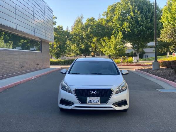 Hyundai Sonata Hybrid 2016 143k millas Título limpio Funciona bien SMOG HECHO - $6.950 (sacramento)63619383087873122