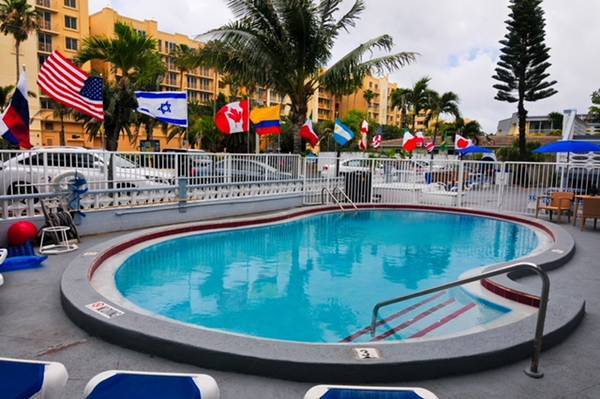$549 / 1br - 450ft2 - PERFECT SPOT STEPS FROM THE BEACH $549 WEEKLY (Deerfield Beach)63825137213827122