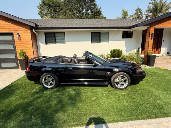 Convertible Ford Mustang GT de 5 velocidades del 2004 - $9,700 (morgan hill)63469762703235121