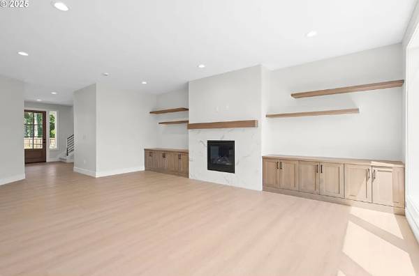 $899,900 / 6br - 3148ft2 - Multigenerational Living | Modern Home, ADU, Lakeview, 3 Garages! (Vancouver)63736185273603121