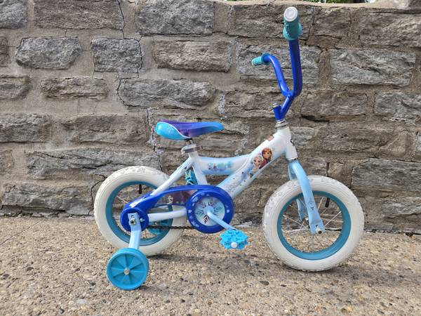 Girls 12" Frozen Bicycle w/ Training Wheels New Condition 1
