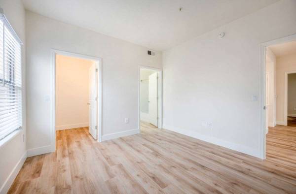$1,940 / 3br - 1074ft2 - Enjoy our landscaped courtyard and garden-style setting! (Chandler)63966954267906123