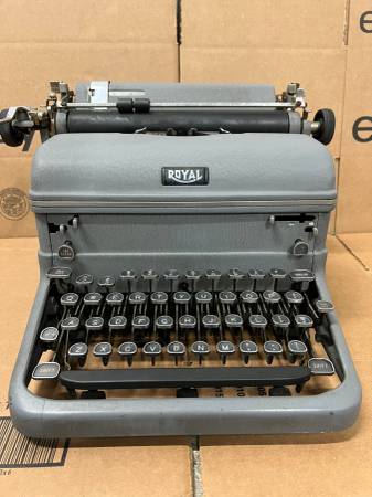 Antique Royal Manual Typewriter Wide Carriage NY USA 1