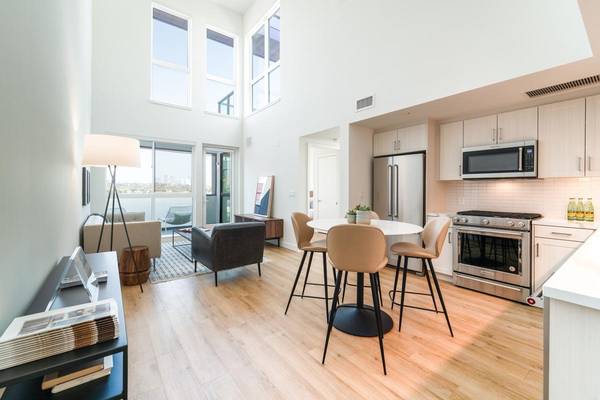$4,318 / 1br - 876ft2 - Community-Wide WiFi, On-Site Retail, Pool, Storage Space (Culver City)63952932318211121