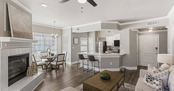 Upscale 2 Bedroom with a Attached Garage! *6 WEEKS FREE RENT* 1
