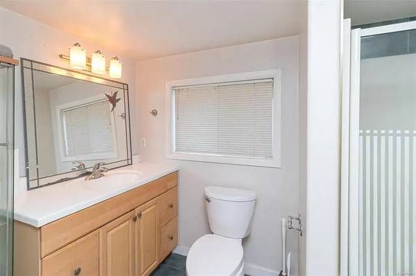 Spacious & Bright 1-BR Walkout Basement Suite in Saanich Core 5
